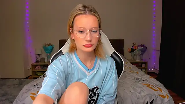 Snapshot of DearLia chatting on 09/30/25, 08:14 DearLia online show from 09/30/25, 08:14