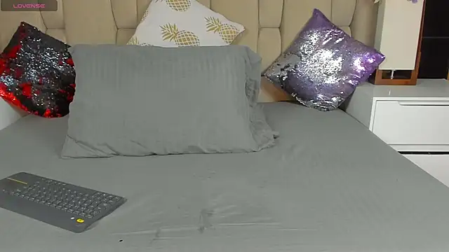 Hanna lens online show from 03/21/25, 02:40