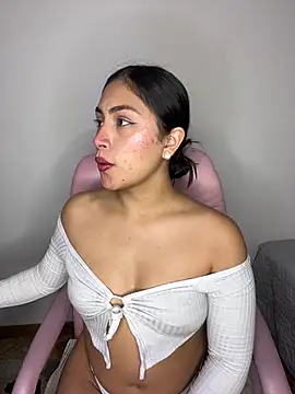 Snapshot of _Danaa chatting on 03/21/25, 07:13  Danaa online show from 03/21/25, 07:13