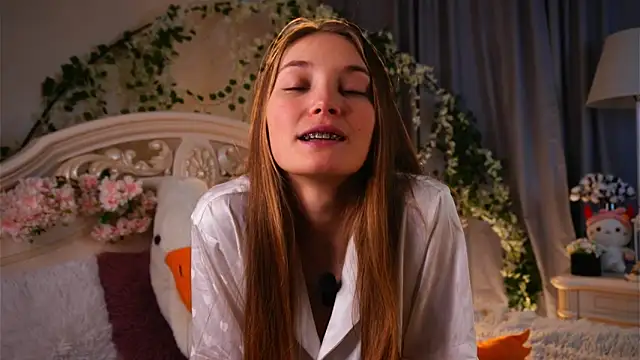 MonaEldon online show from 12/04/25, 02:21