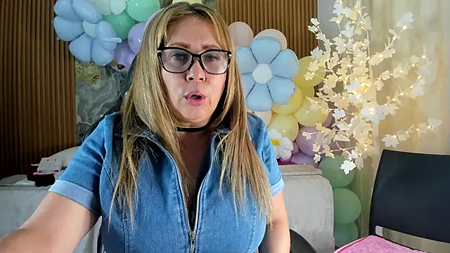 Danna topless online show from 04/14/26, 12:00