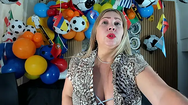 Snapshot of Danna_topless chatting on 06/15/26, 12:07 Danna topless online show from 06/15/26, 12:07