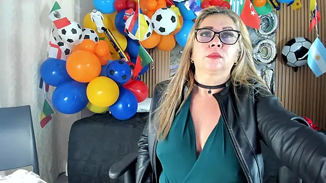 Snapshot of Danna_topless chatting on 06/18/26, 12:09 Danna topless online show from 06/18/26, 12:09
