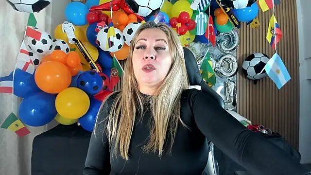 Snapshot of Danna_topless chatting on 06/19/26, 12:20 Danna topless online show from 06/19/26, 12:20