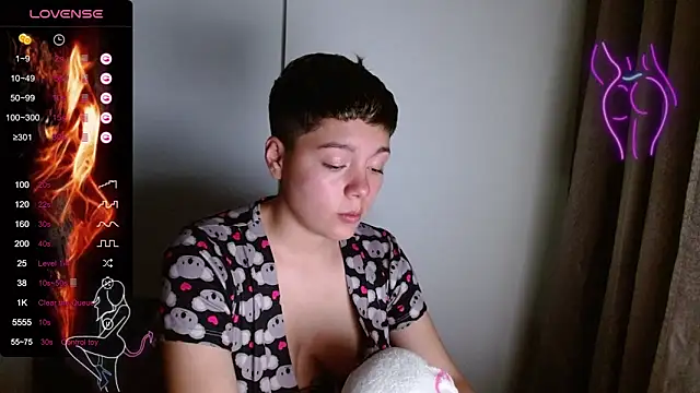 Snapshot of TRIXIE_TANG28 chatting on 02/18/25, 02:27 TRIXIE TANG28 online show from 02/18/25, 02:27