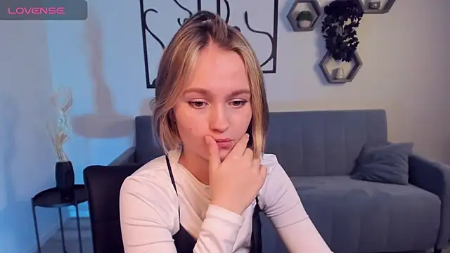 Snapshot of BritnieCute chatting on 12/03/24, 06:37 BritnieCute online show from 12/03/24, 06:37