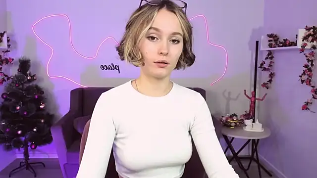 Snapshot of BritnieCute chatting on 12/10/24, 11:32 BritnieCute online show from 12/10/24, 11:32