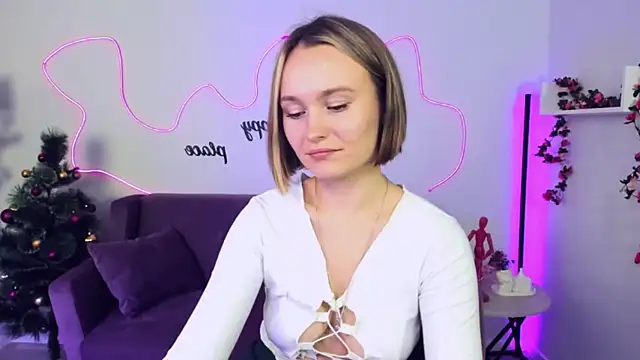 Snapshot of BritnieCute chatting on 12/19/24, 07:18 BritnieCute online show from 12/19/24, 07:18