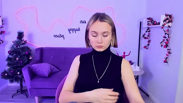 Snapshot of BritnieCute chatting on 12/23/24, 07:38 BritnieCute online show from 12/23/24, 07:38