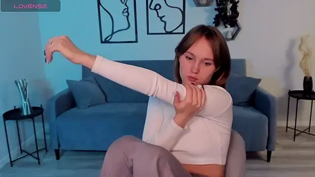 Snapshot of BritnieCute chatting on 10/29/25, 05:20 BritnieCute online show from 10/29/25, 05:20