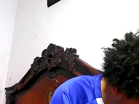 Snapshot of maick5- chatting on 10/17/25, 06:54 maick5- online show from 10/17/25, 06:54