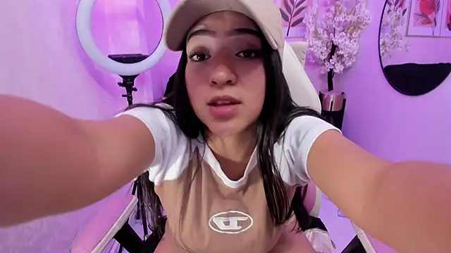 Snapshot of Zafiro_t18 chatting on 12/18/24, 10:35 Zafiro t18 online show from 12/18/24, 10:35