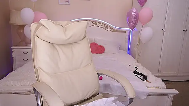 KiraRoxx online show from 02/19/25, 08:10