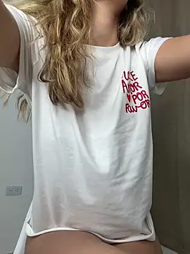 cuteluci  online show from 04/15/26, 01:07