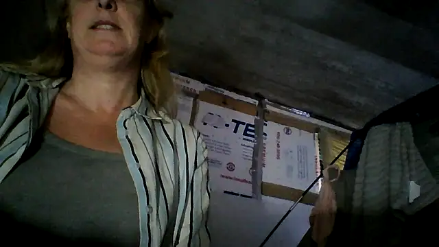 Snapshot of Emilylyn2501 chatting on 12/22/24, 08:36 Emilylyn2501 online show from 12/22/24, 08:36