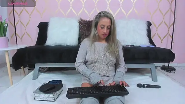 Snapshot of ladylians chatting on 02/20/25, 06:57 ladylians online show from 02/20/25, 06:57