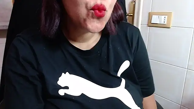 Snapshot of Foxlady2271 chatting on 05/26/26, 11:12 Foxlady2271 online show from 05/26/26, 11:12