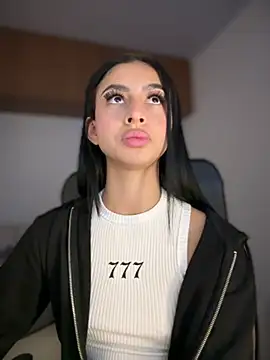 maddy bronw  online show from 03/08/25, 04:23