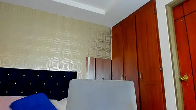 Snapshot of evelyn_wine chatting on 02/28/25, 07:56 evelyn wine online show from 02/28/25, 07:56