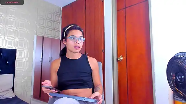 Snapshot of evelyn_wine chatting on 03/08/25, 12:11 evelyn wine online show from 03/08/25, 12:11