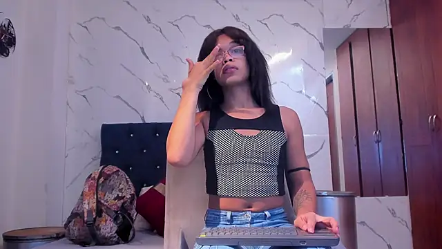 Snapshot of evelyn_wine chatting on 09/27/25, 03:06 evelyn wine online show from 09/27/25, 03:06