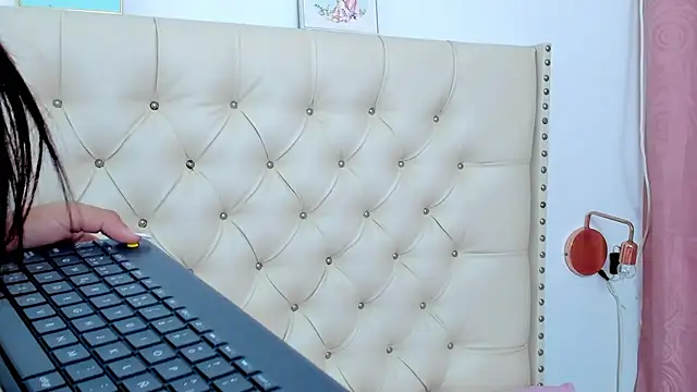 Snapshot of Kim_Eli chatting on 12/29/24, 10:47 Kim Eli online show from 12/29/24, 10:47