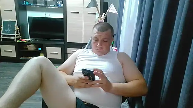 Snapshot of gamblingbum chatting on 06/15/26, 07:05 gamblingbum online show from 06/15/26, 07:05