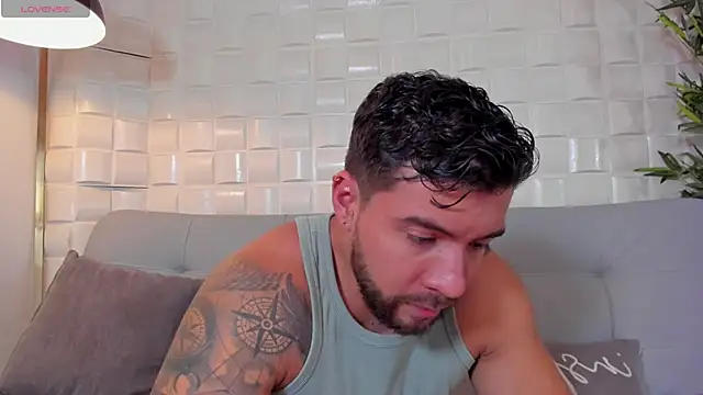 Snapshot of _dreammr1_ chatting on 12/22/24, 12:50 dreammr1 online show from 12/22/24, 12:50