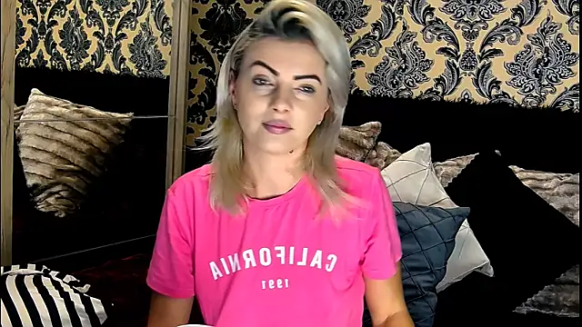 Snapshot of Aly_girl1 chatting on 12/04/24, 09:51 Aly girl1 online show from 12/04/24, 09:51