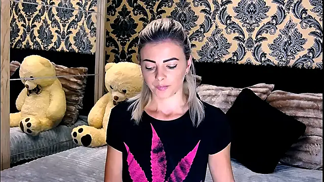 Snapshot of Aly_girl1 chatting on 12/28/24, 10:25 Aly girl1 online show from 12/28/24, 10:25