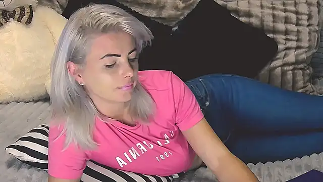 Snapshot of Aly_girl1 chatting on 03/12/25, 02:01 Aly girl1 online show from 03/12/25, 02:01