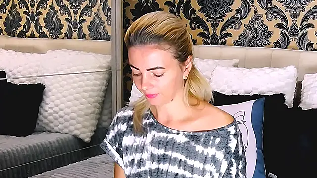 Snapshot of Aly_girl1 chatting on 10/10/25, 10:03 Aly girl1 online show from 10/10/25, 10:03