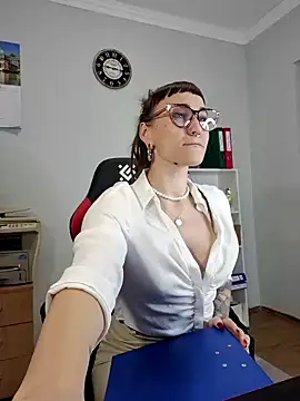 Snapshot of FoxRineHelen chatting on 02/10/25, 02:16 FoxRineHelen online show from 02/10/25, 02:16