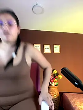 Little Ivy online show from 11/25/25, 07:36