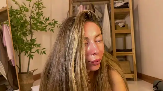 Snapshot of ___art chatting on 10/28/25, 02:31    art online show from 10/28/25, 02:31