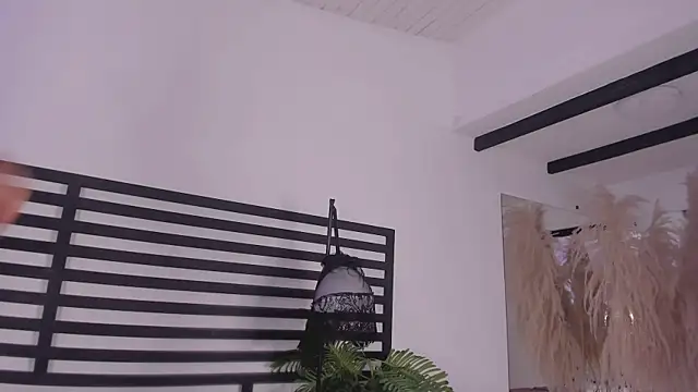 Snapshot of ariana_rosse__ chatting on 01/12/25, 05:44 ariana rosse   online show from 01/12/25, 05:44