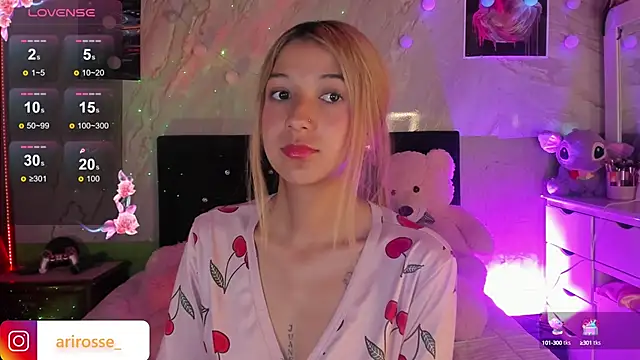 Snapshot of ariana_rosse__ chatting on 09/28/25, 08:20 ariana rosse   online show from 09/28/25, 08:20