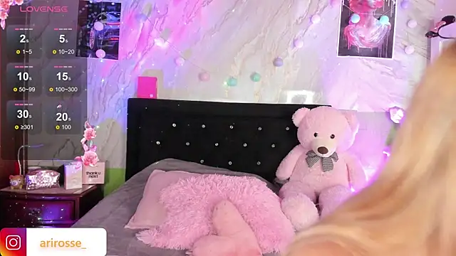 Snapshot of ariana_rosse__ chatting on 10/10/25, 11:09 ariana rosse   online show from 10/10/25, 11:09