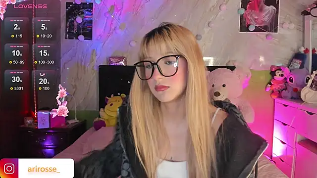 Snapshot of ariana_rosse__ chatting on 10/30/25, 09:44 ariana rosse   online show from 10/30/25, 09:44