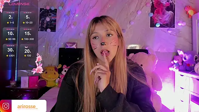 Snapshot of ariana_rosse__ chatting on 10/31/25, 08:59 ariana rosse   online show from 10/31/25, 08:59