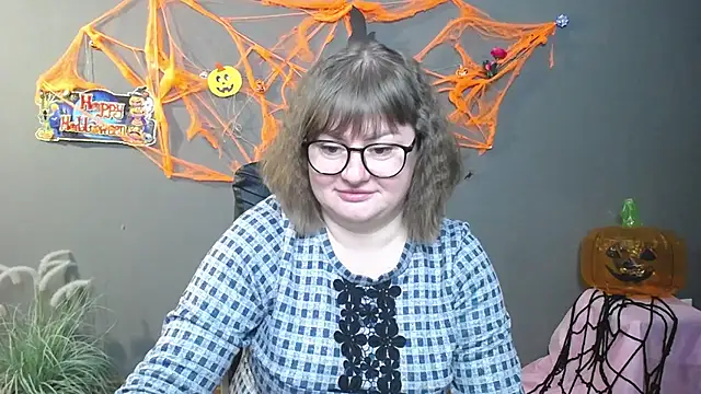 ZannaDreil online show from 10/31/25, 07:04