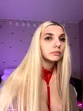 Snapshot of LoveLuna_ chatting on 10/23/25, 07:01 LoveLuna online show from 10/23/25, 07:01