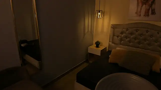 escarleth   online show from 11/20/25, 12:16