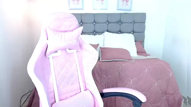 sarah moon2 online show from 10/30/25, 05:02