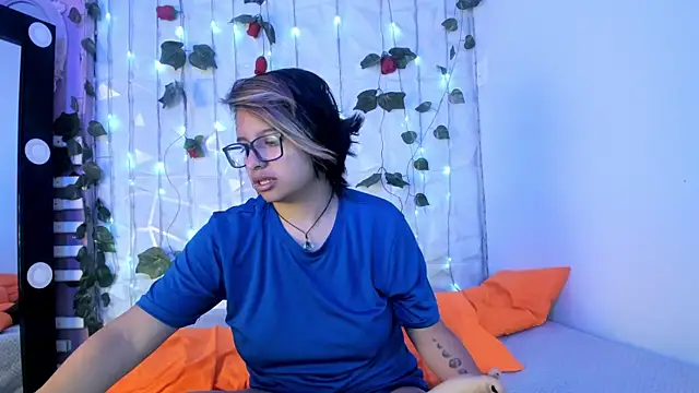 Snapshot of NovaGlitz chatting on 01/23/25, 11:48 NovaGlitz online show from 01/23/25, 11:48