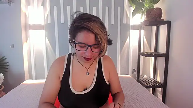 Snapshot of NovaGlitz chatting on 02/05/25, 11:44 NovaGlitz online show from 02/05/25, 11:44