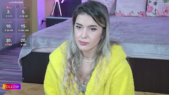 Snapshot of Sarah-Hart chatting on 02/17/25, 07:04 Sarah-Hart online show from 02/17/25, 07:04