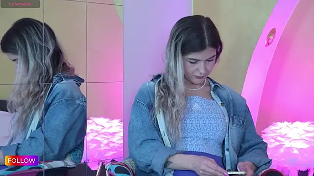 Snapshot of Sarah-Hart chatting on 02/18/25, 12:06 Sarah-Hart online show from 02/18/25, 12:06