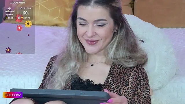 Snapshot of Sarah-Hart chatting on 02/26/25, 06:47 Sarah-Hart online show from 02/26/25, 06:47