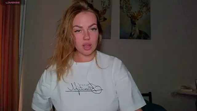 Snapshot of EmilyRobbie chatting on 04/19/26, 03:44 EmilyRobbie online show from 04/19/26, 03:44